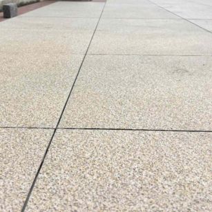 黄山 黄金麻花岗岩石板材荔枝面地面铺装效果