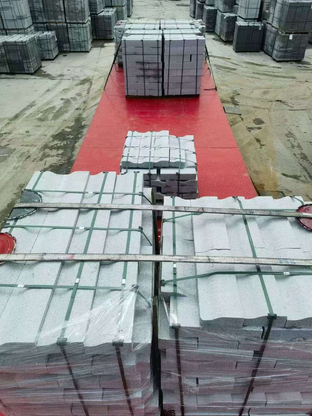 黄山 芝麻白仿形加直形路沿石出货日常