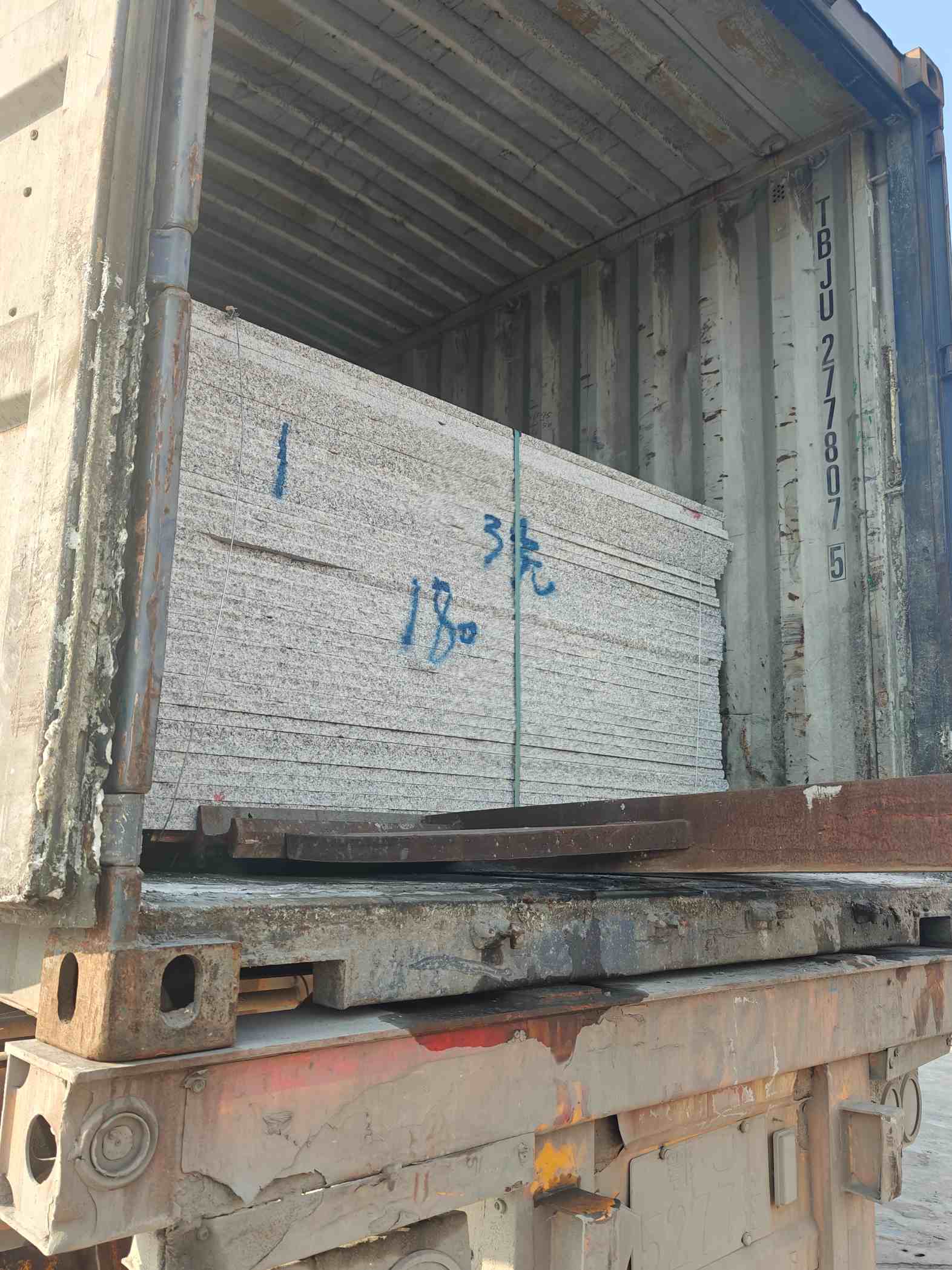 黄山 芝麻白花岗岩石材3.0公分光面毛板装柜出货