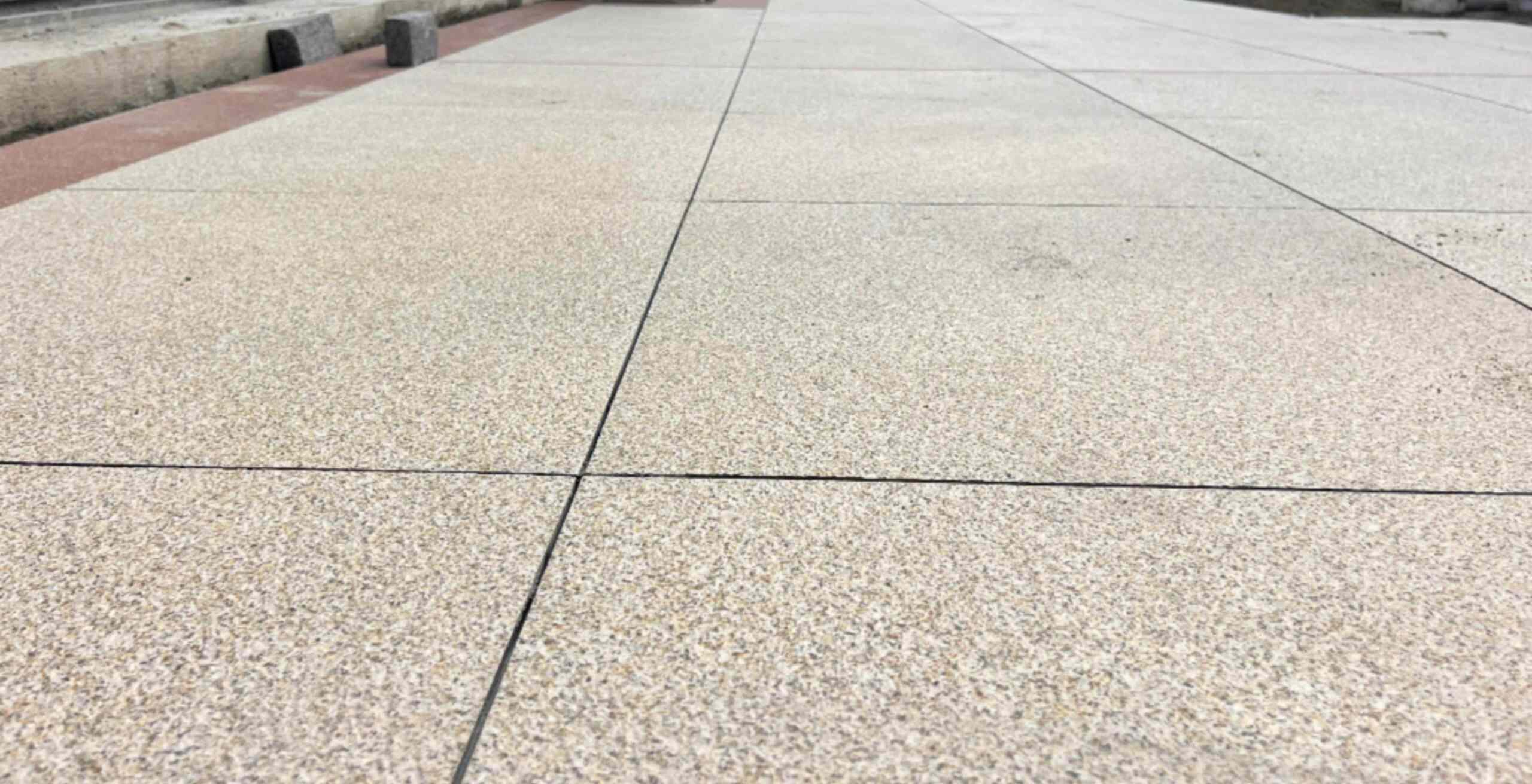 黄山 黄金麻花岗岩石板材荔枝面地面铺装效果