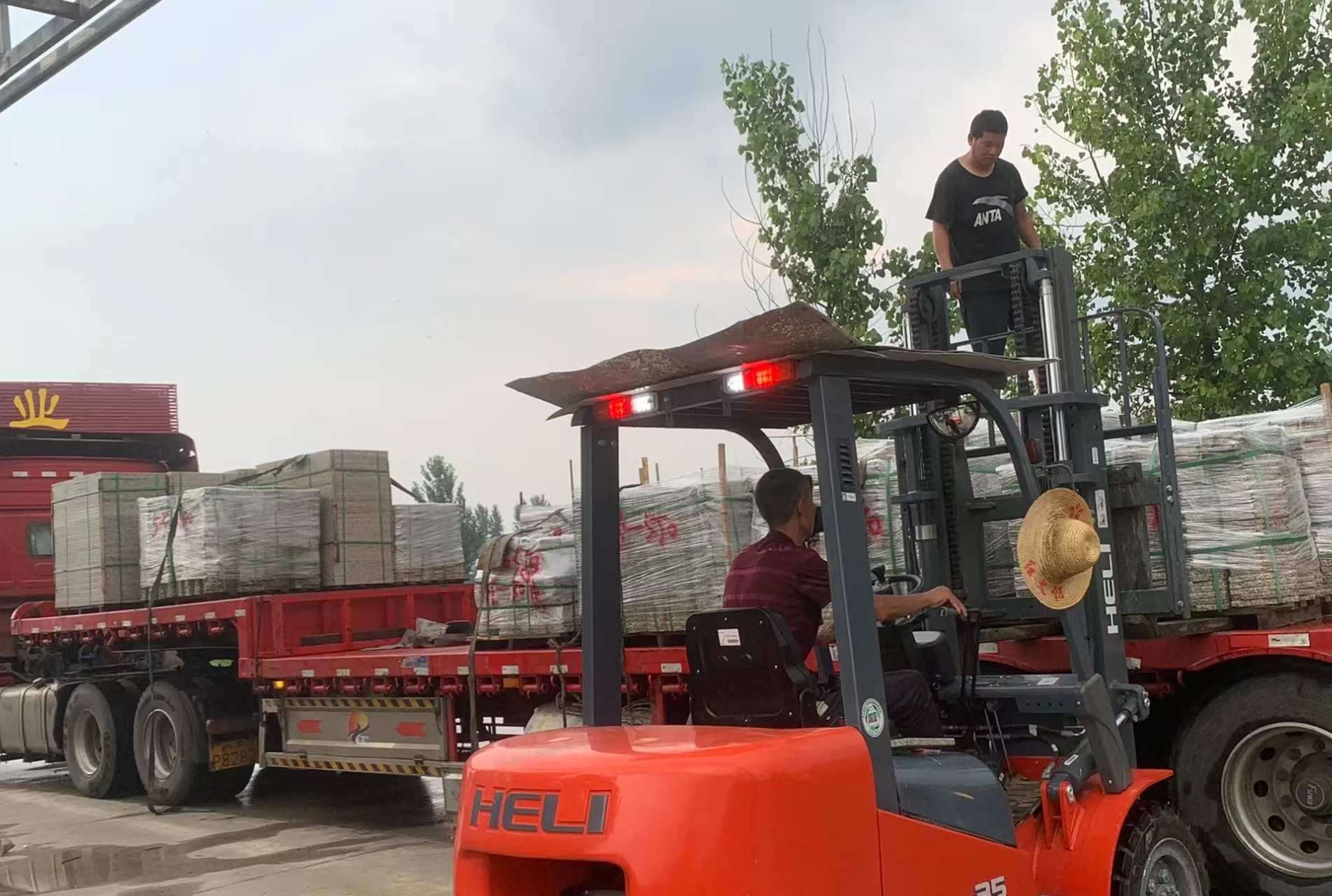 黄山 黄金麻冰裂纹，地铺石装车