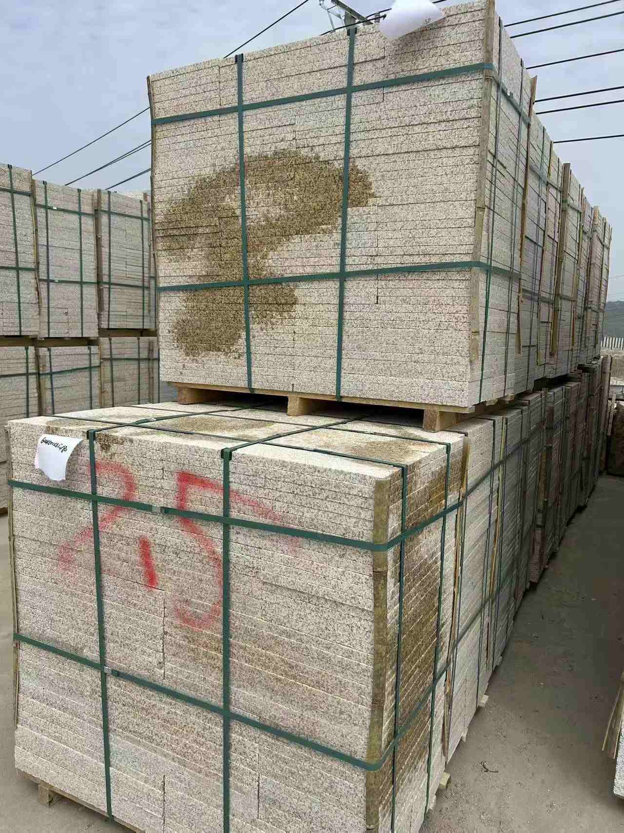 黄山 黄金麻花岗岩石材荔枝面地铺石2.5*300*600