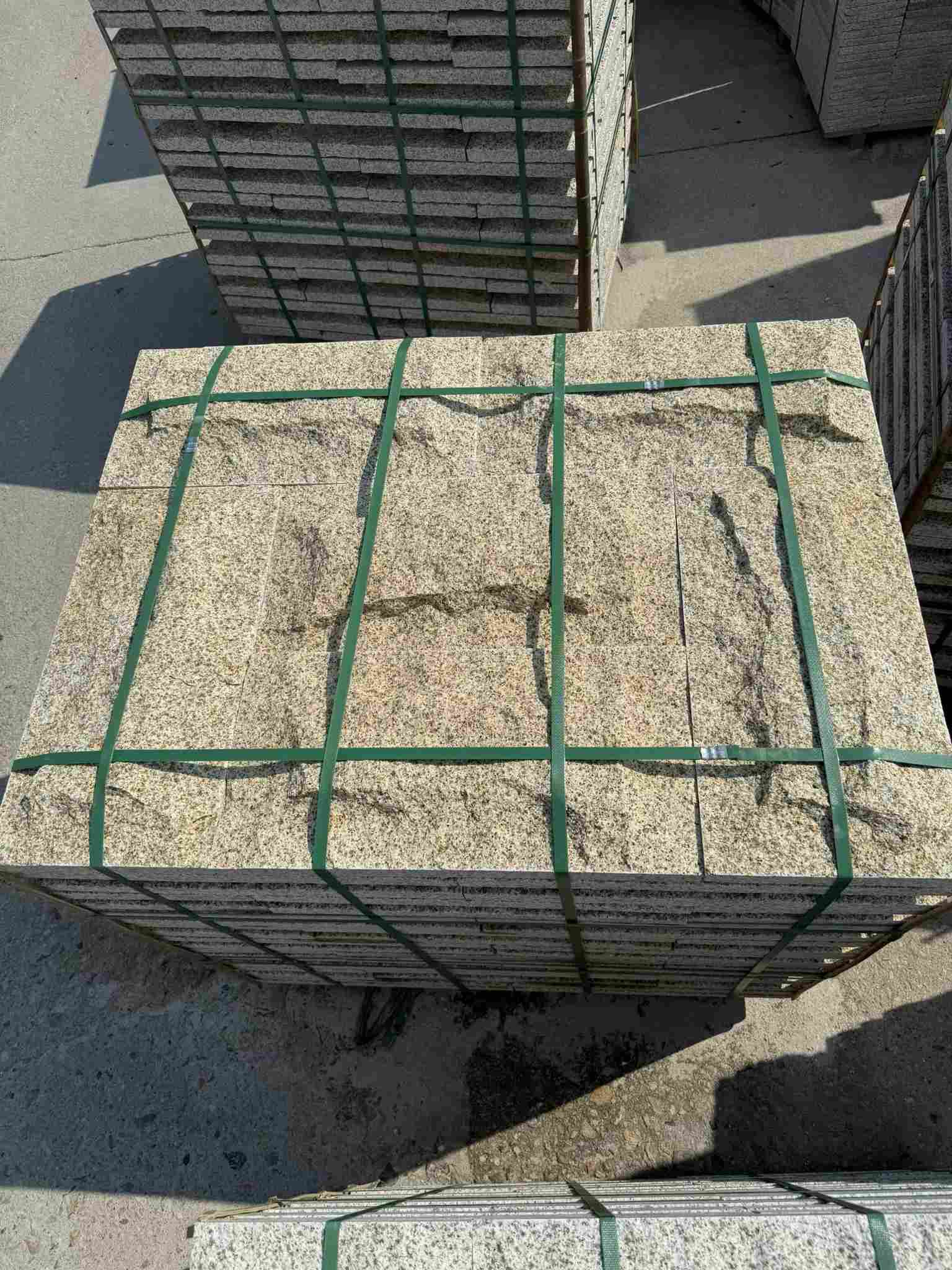 黄山 黄金麻花岗岩石材自然面蘑菇石成品