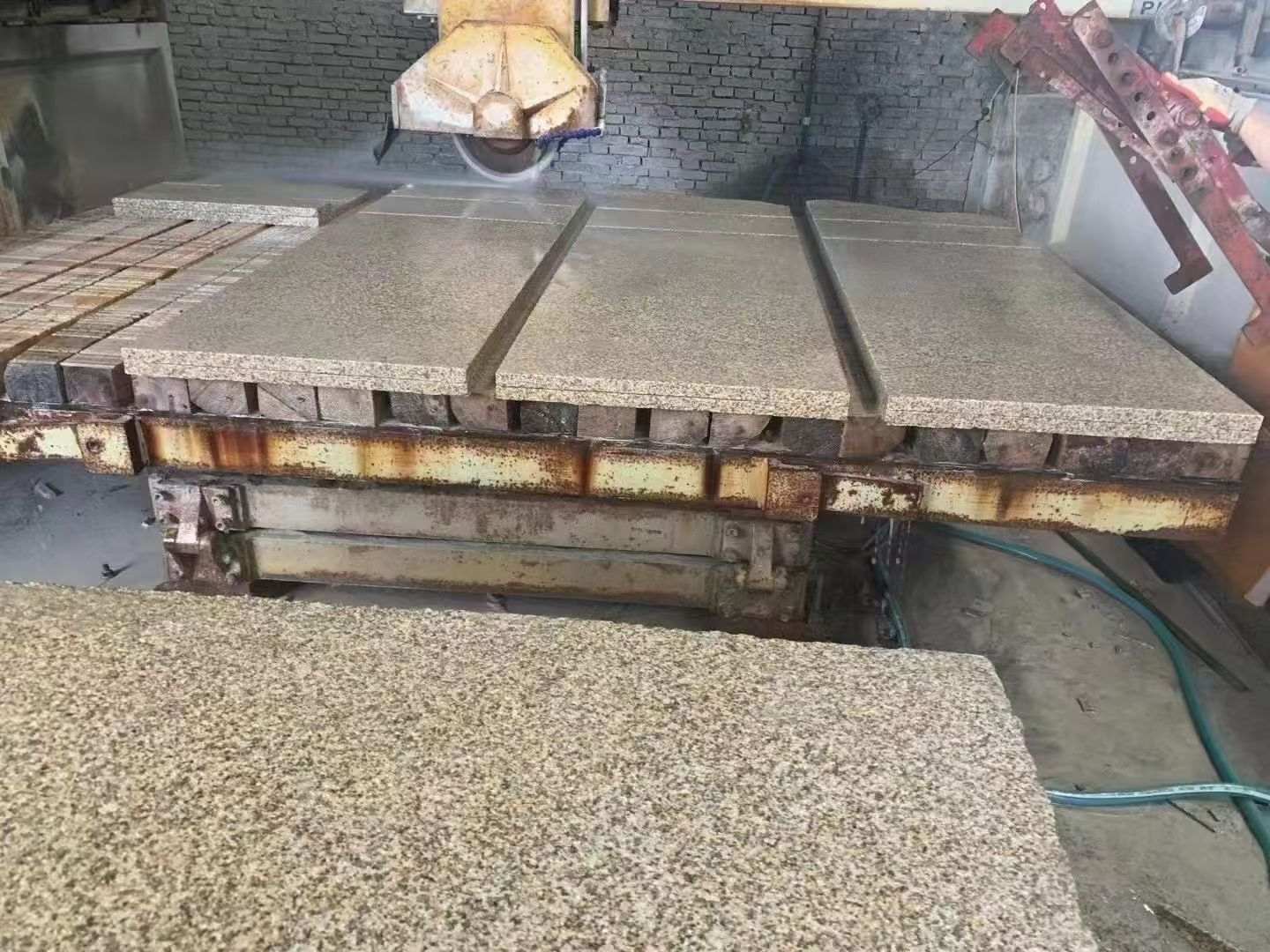 黄山 黄金麻荔枝面成品板加工