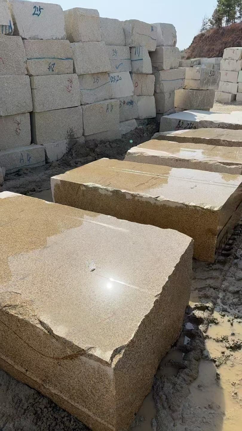 黄山 黄金麻方料堆场洗料分选中，原材料充足