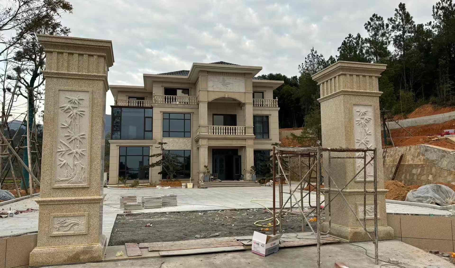 黄山 黄金麻花岗岩别墅雕花外墙干挂配上门口雕花罗马柱