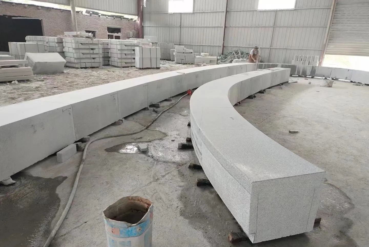 黄山芝麻白花岗岩石板材 园林光面弧形坐凳