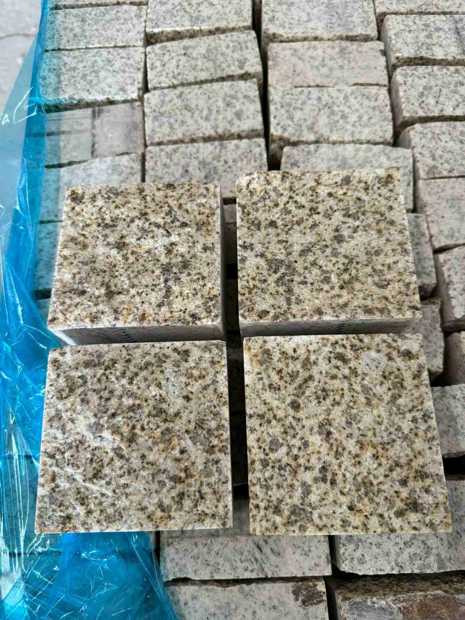 黄山 黄金麻花岗岩自然面小方块，弹石，马蹄石等