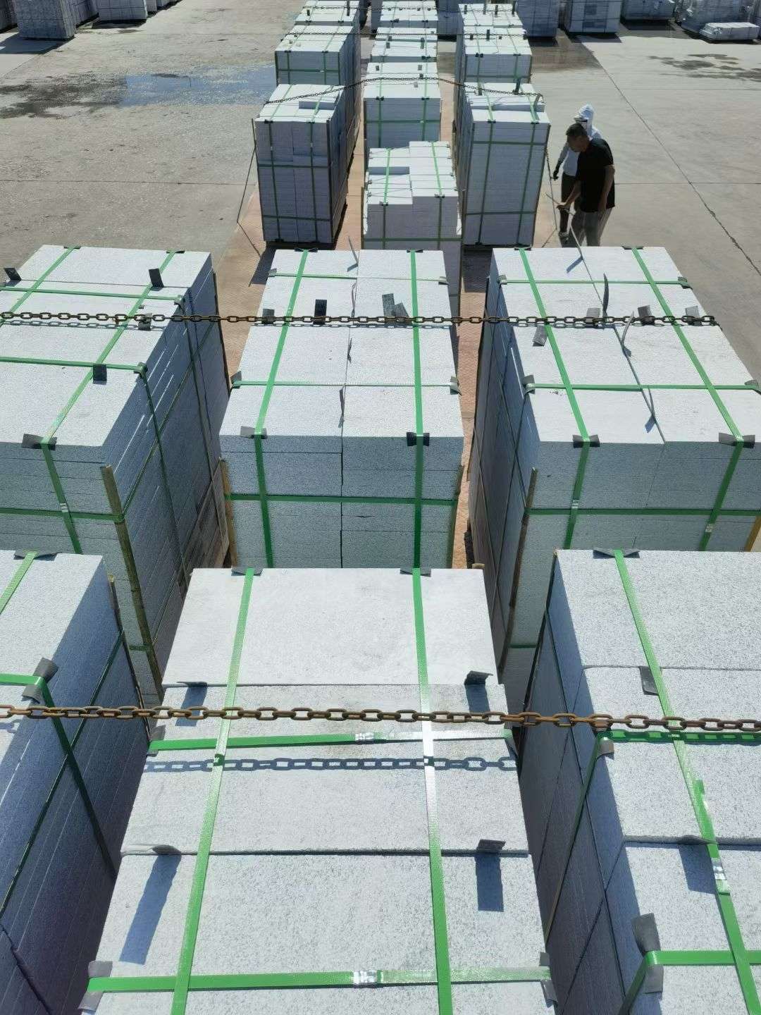 黄山 芝麻白花岗岩5公分地铺石 花岗岩厂家工厂装车日常