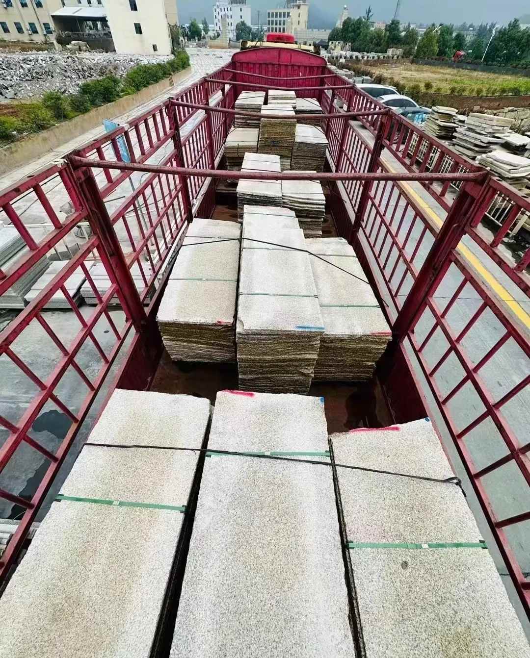 黄山 黄金麻花岗岩荔枝面，光面毛板装车完成