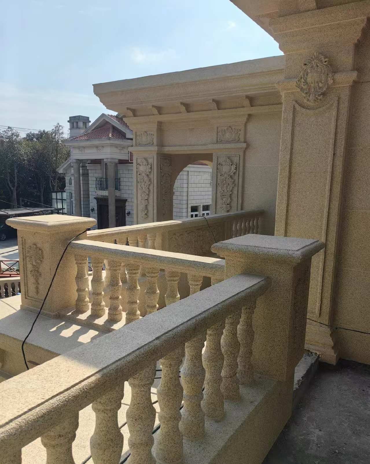 黄山 黄金麻别墅外墙干挂雕花配合阳台栏杆花瓶柱