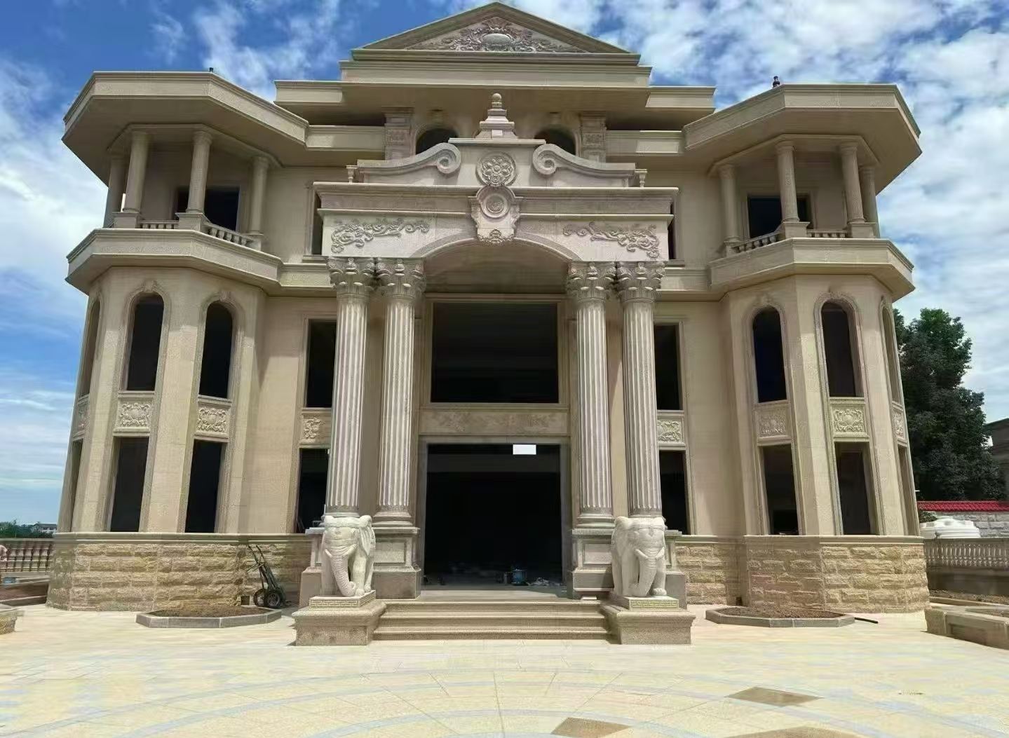 黄山 黄金麻别墅外墙干挂，大柱，大象，蘑菇石，雕花板