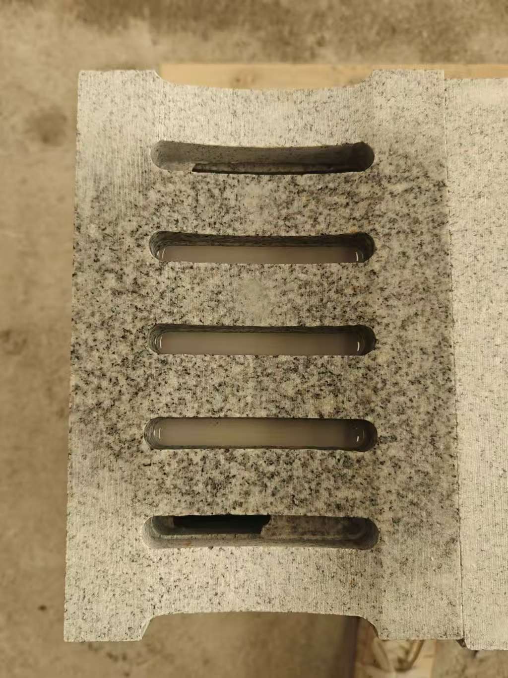 黄山 芝麻白拉丝面花岗岩U型开槽排水槽